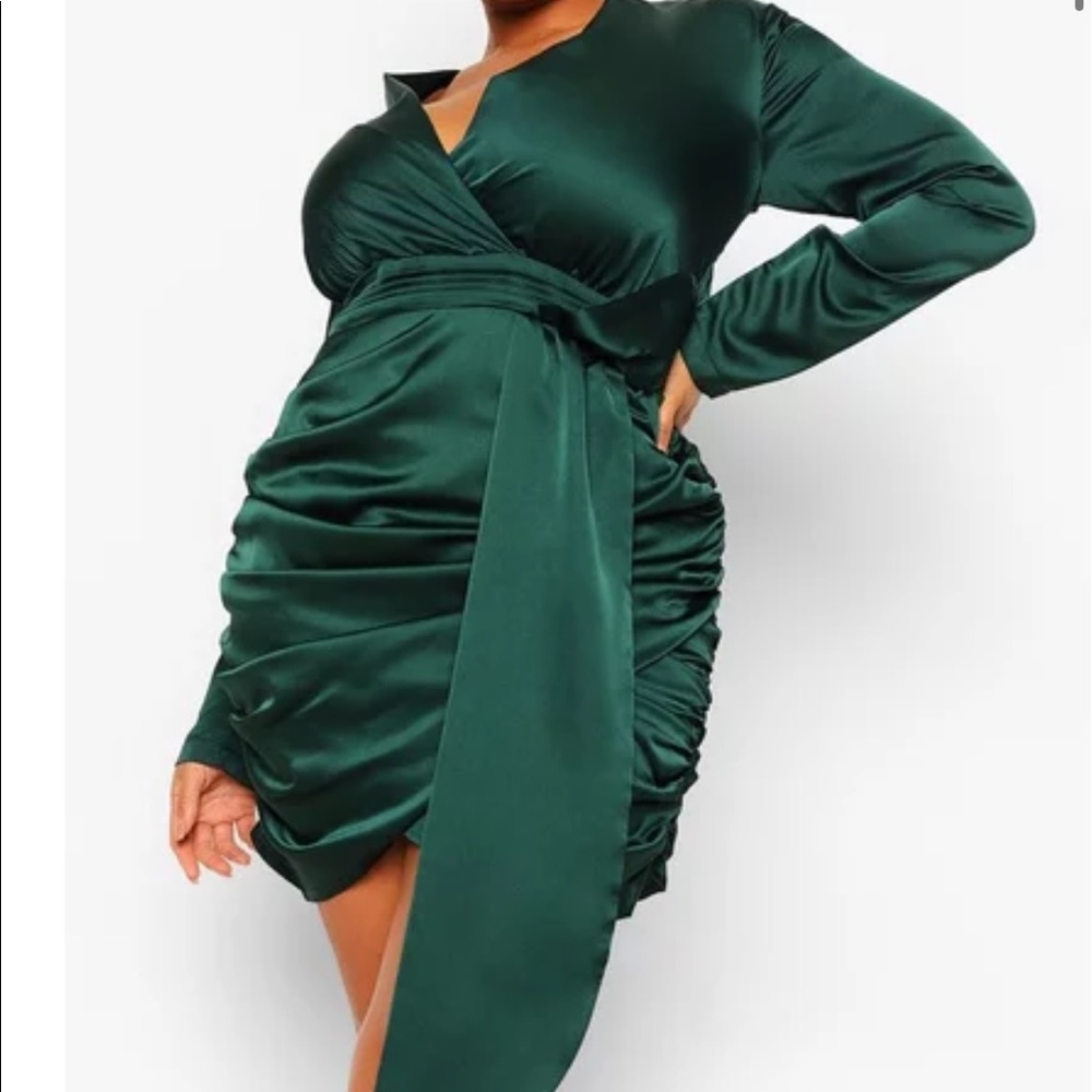 BooHoo Emerald Green Plus Satin Wrap Ruched Bodycon Dress
GOOD CONDITION